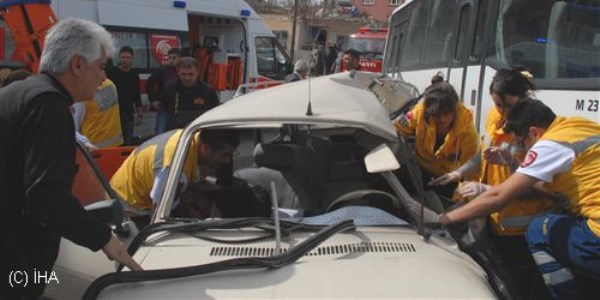 Elbistan'da trafik kazas�: 2 yaral�