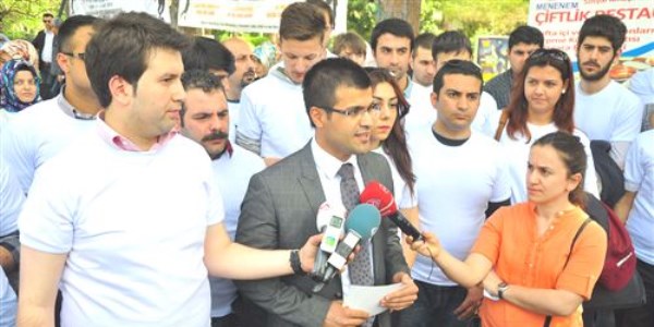 Mescide yap�lan �irkin sald�r�y� protesto ettiler