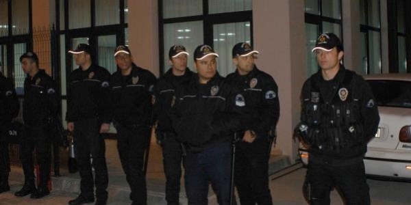 Öğrenci yurdunda polis araması/ Video