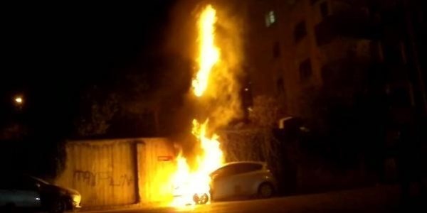 Kartal'da park halindeki 2 araç kundaklandı