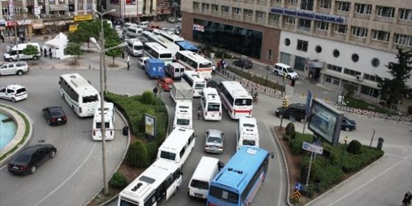 Restorasyon çalışması trafiği felç etti