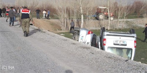 Van'da kamyonetle otomobil çarpıştı: 4 yaralı