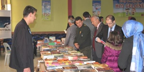 Elmalı ilçesinde kitap fuarı açıldı