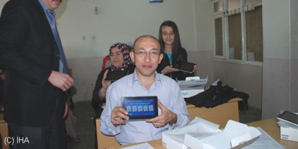 Soma Körfez Dershanesi, öğrencilerine tablet dağıttı