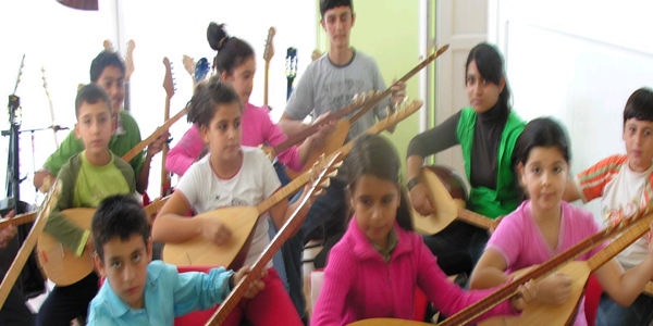 Kütüphanedeki bağlama kursu, okur sayısını artırdı