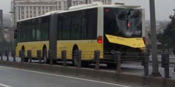 İki metrobüs çarpıştı: 5 yaralı/Video