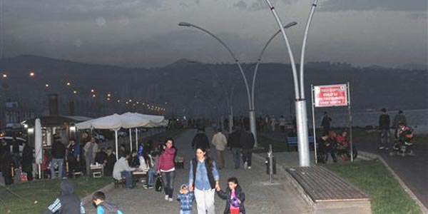 Ba�kan G�mr�k��o�lu'ndan gelin ve damada s�rpriz