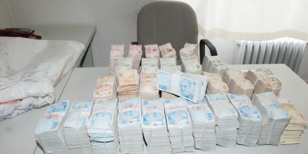 Banka soyguncusu madeni 8 bin TL a��rl�k yap�yor diye atm��/ Video