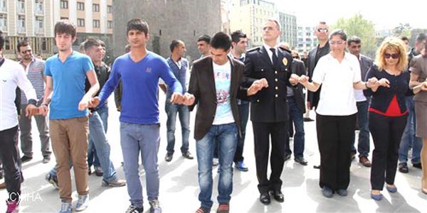 Diyarbakır Emniyet Müdürü Güven, vatandaşlarla halay çekti