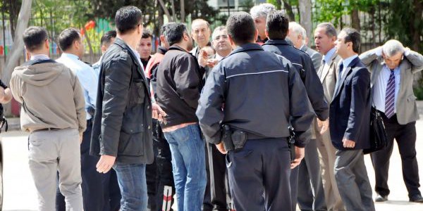 Liselilerden polise tekme tokat saldırı
