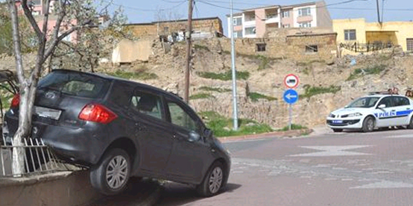 Kadın sürücü bahçe duvarına çıktı
