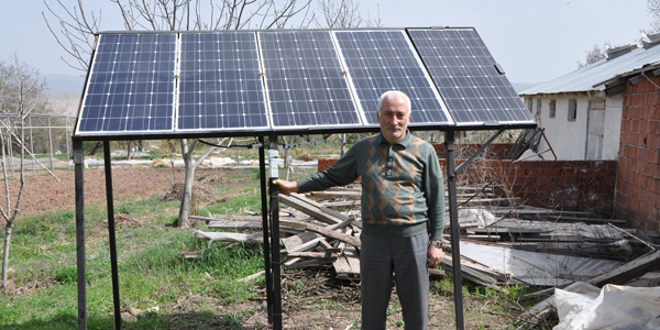 Evinin elektriğini kendi üretiyor