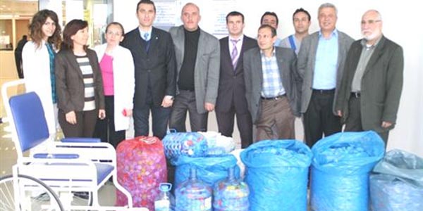 Üniversite çalışanları 150 kilogram mavi kapak topladı