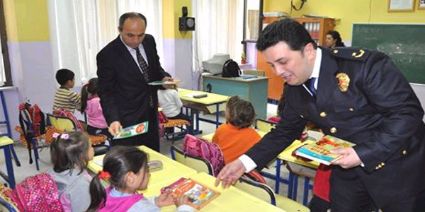Gönen polisi öğrencilere kitap dağıttı