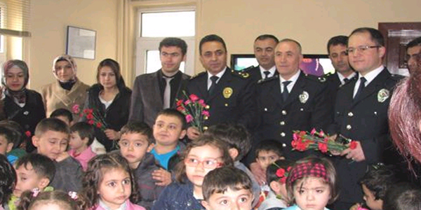 Anaokulu öğrencileri emniyeti ziyaret etti