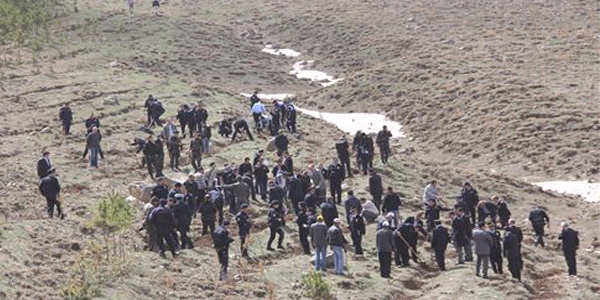 Polisler, şehit polis için ağaç dikti