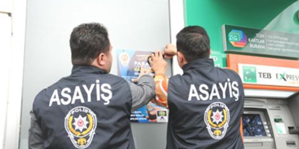 Polisten dolandırıcılığa karşı afişli uyarı