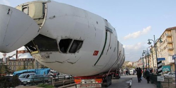 Havaalanı olmayan şehre uçak geldi
