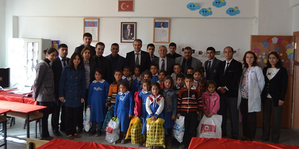 Polislerden minik öğrencilere yardım