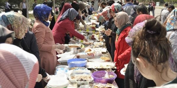 ERÜ Öğrenci Konseyi'nden Suriyeliler yararına kermes