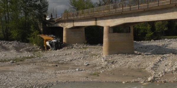 Köprü kamyona dar geldi