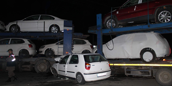 Otomobili ile TIR'ın altına girdi: 6 yaralı