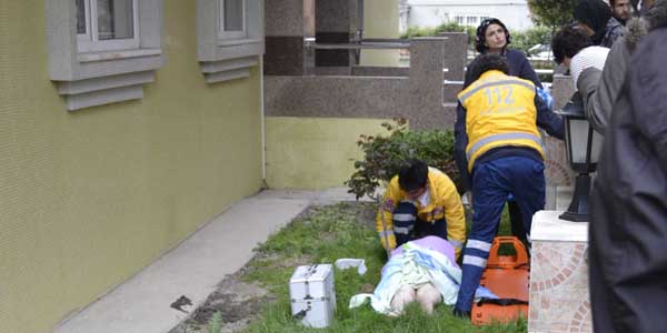 Hava almak için çıktığı pencereden düştü