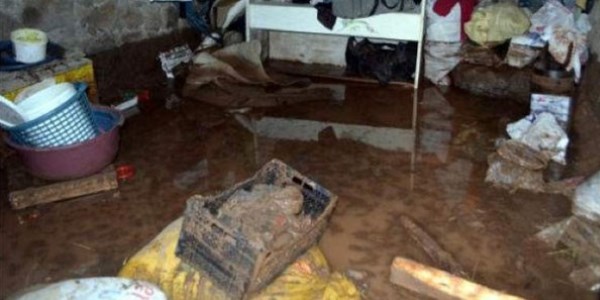 Osmaniye'de evleri ve i�yerlerini su bast�