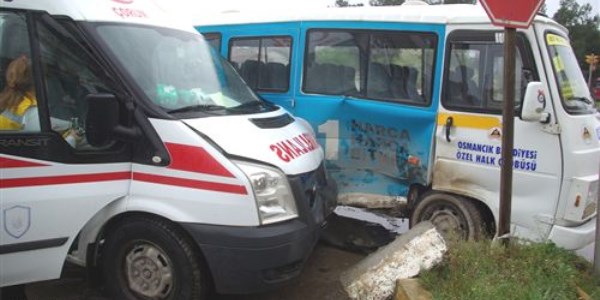 Hasta ta��yan ambulans, dolmu�la �arp��t�