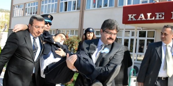 Emniyet Amiri konuşma yaparken bir anda fenalaştı/ Video