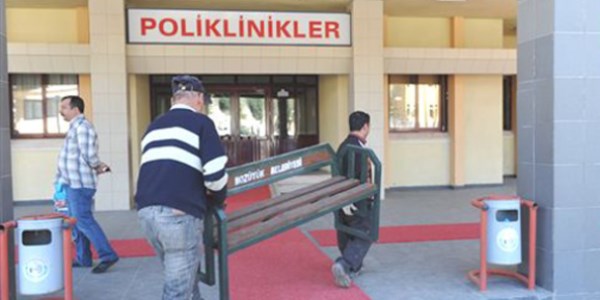 Camilere ve hastane bahçesine bank yerleştirildi