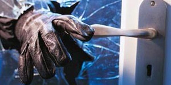 Kapıyı tokayla açan hırsızlar hamile kadına yakalandı