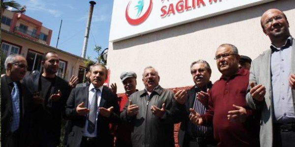 T.C. ibaresini yapıştırarak protesto ettiler