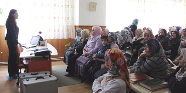 �ubuk'ta kad�nlara ve ��rencilere y�nelik kanser semineri verildi