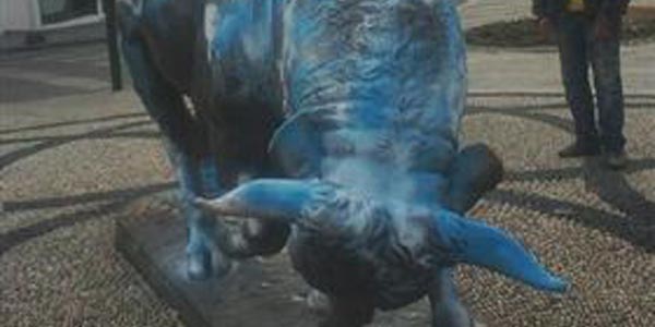 Kadky'deki boa heykeli lazio renklerine boyand