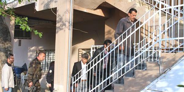 Sahte �eyh ve cinlerle alt�n ��karan doland�r�c� �etesi ��kertildi