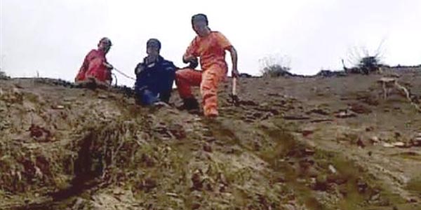 Kayal�klarda mahsur kalan 3 �ocu�u, afad ekibi kurtard�