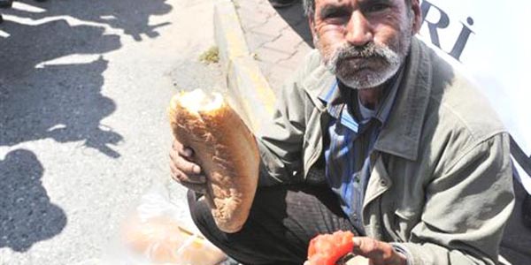 Antalya'da domates, ekmek ve so�anl� 2b eylemi