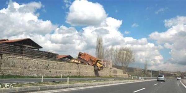 Freni bo�alan kamyon duvarda as�l� kald�
