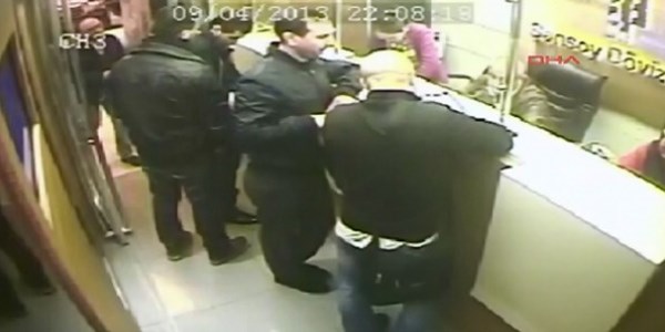 Veznedar�n inad� soyguncuyu pes ettirdi