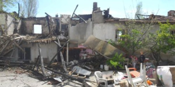 Sevgi Eli, evi yanan aileye yard�m etti