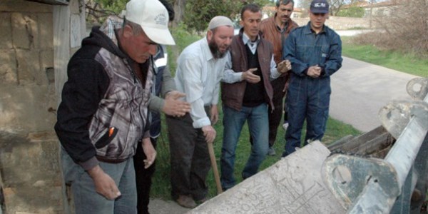 Kap� e�i�indeki ta� tarihi eser ��kt�!