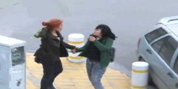 Sokak ortasında birbirlerine girdiler