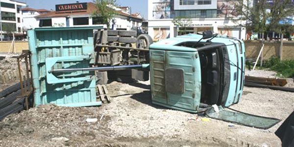 Yük boşaltan kamyon devrildi: 1 yaralı