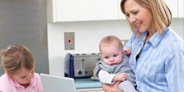 Do�um paketinden �al��an anne ��kt�