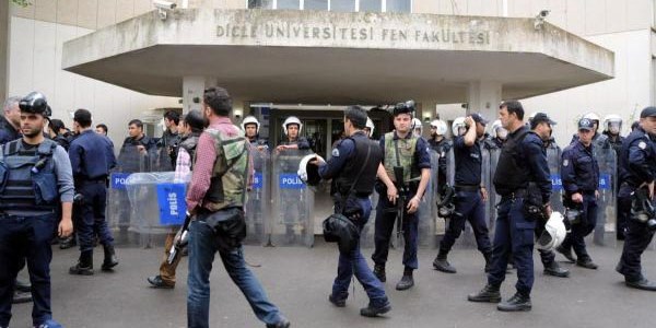 Dicle'de g�zalt�na al�nan 40 ��renci serbest b�rak�ld�