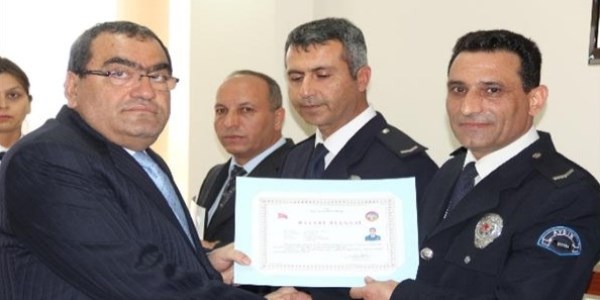 Ba�ar�l� polisler �d�llendirildi