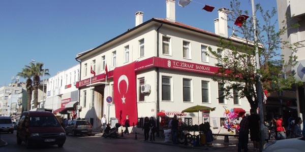 Ayvalk'ta TC'si kaldrlan bankaya tepki