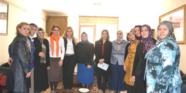 AK Parti Erzurum kad�n kollar�, kad�n avukatlar� a��rlad�