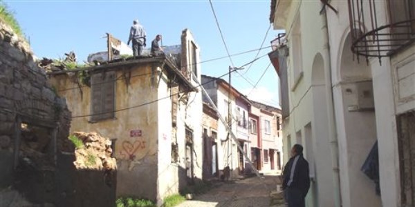 Ayval�k'ta tehlike sa�an binalar y�k�l�yor